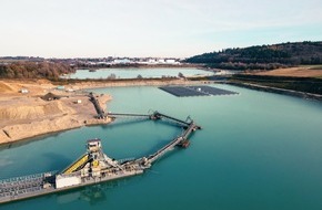 Erdgas Südwest: Presseinformation: Erdgas Südwest realisiert zweite schwimmende Solaranlage für Kies- und Schotterwerke Müller