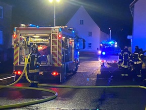 FW Borgentreich: Kaminbrand in Lütgeneder. Die Hitze droht ein Brand im Wohnbereich zu entzünden.