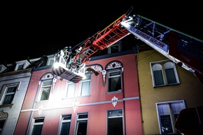 FW-MK: Feuer in Mehrfamilienhaus - Bewohner über Drehleiter gerettet
