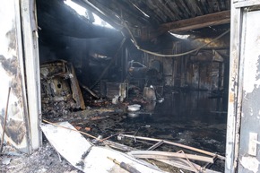 FW Porta Westfalica: 10.03.2026 - Gro&szlig;brand einer KFZ-Werkstatt in Porta Westfalica Barkhausen