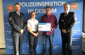Polizeiinspektion Hildesheim: POL-HI: Polizeiinspektion Hildesheim spendet 400 Euro an den Verein Regenbogen