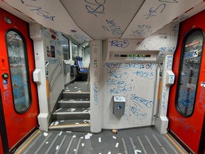 Bundespolizeidirektion M&uuml;nchen: Fu&szlig;ballfans verunstalten Zugfahrgastbereich / Hoher Schaden bei DB Regio AG
