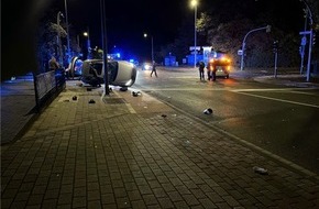 Polizei Duisburg: POL-DU: Hüttenheim: Kollision in der Nacht - Auto kippt auf die Seite
