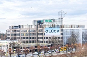 DEVK Versicherungen: Kunstaktion mit HA Schult: DEVK Zentrale im Glück