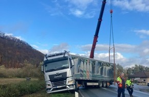 Kreispolizeibehörde Höxter: POL-HX: Lkw-Bergung sorgt für Vollsperrung der B64