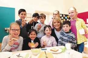 brotZeit e.V.: 350.000 Euro für Deutsch-Unterricht ukrainischer Flüchtlingskinder / Uschi Glas: "Wir wollen helfen, dass sich die Kinder schnell integrieren und wohlfühlen"
