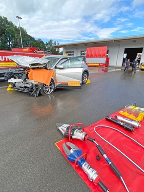 Paul Müller GmbH macht Einsatzkräfte fit für Unfälle mit Elektrofahrzeugen