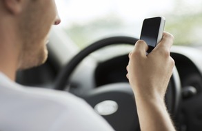 CosmosDirekt: Versicherungstipp: Handy am Steuer - so kommen Autofahrer sicher ans Ziel