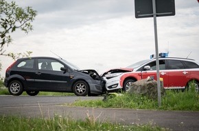 Feuerwehr Pulheim: FW Pulheim: Vier Verletzte bei Verkehrsunfall in Pulheim - Feuerwehrfahrzeug beteiligt