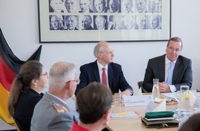 PIZ Infrastruktur, Umweltschutz und Dienstleistungen: Verteidigungsminister Boris Pistorius stellt die Bedeutung der Umsetzung infrastruktureller Vorhaben beim Besuch in Bonn heraus