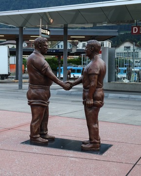 Skulpturen überfallen Bahnhof Arth-Goldau