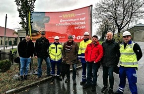 Westconnect GmbH: Pressemeldung: Spatenstich: Westconnect startet Glasfaserausbau in Warstein Waldhausen