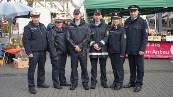 Wiesbaden - Polizeipr&auml;sidium Westhessen: POL-WI: Erster Streifengang zweier neuer Helfer des Freiwilligen Polizeidienstes auf dem Limburger Wochenmarkt