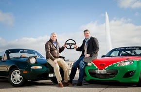 Mazda (Suisse) SA: "Fahrerwechsel" bei Mazda (Suisse) SA / Generaldirektor  Alfred F. Gubser übergibt die Schlüssel zu Mazda (Suisse) SA an Nachfolger Damian Donnellan (BILD)