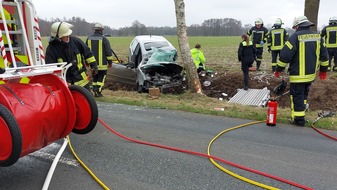 Kreisfeuerwehr Rotenburg (Wümme): FW-ROW: Frau unter Pkw eingeklemmt