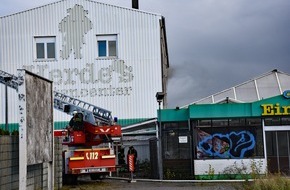 Feuerwehr Dortmund: FW-DO: Feuer in einem leerstehenden Geschäftsgebäude