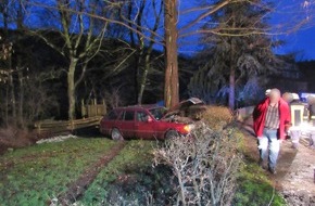 Kreispolizeibehörde Märkischer Kreis: POL-MK: PKW durchfährt Hecke und prallt gegen Baum