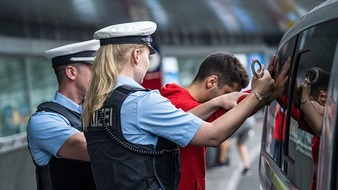 Bundespolizeidirektion München: Bundespolizeidirektion München: Randalierer im RE versuchte Beamten zu beißen / Drei Haftbefehle im Ostbahnhof vollstreckt