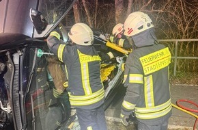 Kreisfeuerwehrverband Main-Taunus e.V.: Feuerwehr MTK: Feuerwehr befreit Frau nach Alleinunfall auf der L3011 (FOTO)