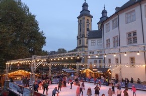 Tourist-Information Bad Mergentheim: Auf Kufen durch die Bad Mergentheimer Lichterwelten: Große Eisbahn, Kerzenromantik und gemütliche Märkte in der historischen Altstadt