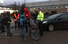 Polizeiinspektion Wilhelmshaven/Friesland: POL-WHV: Die Polizei Varel führt Beleuchtungskontrollen an der Schule durch - Sehen und gesehen werden besonders wichtig! #dunkelabersicher