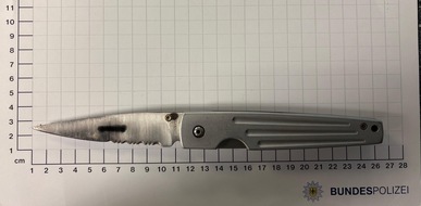 Bundespolizeidirektion Sankt Augustin: BPOL NRW: Schlagring, Teleskopschlagstock, Messer - Bundespolizei ermittelt