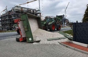 Polizeiinspektion Wilhelmshaven/Friesland: POL-WHV: Verkehrsunfall - 2. Anhänger löst sich von der Zugmaschine und landet im Straßengraben