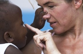 action medeor e.V.: Fototermin mit Anke Engelke / Anke Engelke schnürt Hilfspakete