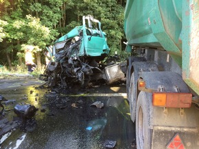 FW-AR: LKW-Unfall auf der BAB 445 bei Neheim fordert zwei Schwerstverletzte