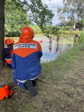FW Alpen: 24 Stunden &Uuml;bung der Jugendfeuerwehr Alpen