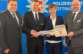 Polizeidirektion Göttingen: POL-GOE: Offizielle Schlüsselübergabe bei der Autobahnpolizei - Polizeipräsidentin Gwendolin von der Osten eröffnet Neubau in der Robert-Bosch-Breite mit einer kleinen Feierstunde