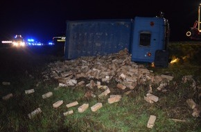 Kreispolizeibehörde Herford: POL-HF: Verkehrsunfall unter Alkoholeinfluss- LKW kippt von der Straße