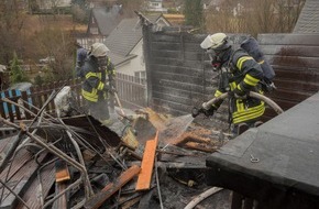 Feuerwehr Lennestadt: FW-OE: Brennende Hollywood-Schaukel - Bewohner bei löschversuchen leicht verletzt
