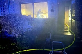Feuerwehr D&uuml;ren: FW D&uuml;ren: Feuer in Einfamilienhaus: Einsatzkr&auml;fte bringen Brand schnell unter Kontrolle
