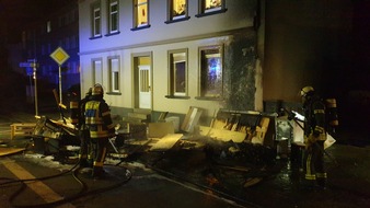 Feuerwehr Gevelsberg: FW-EN: Brennender Sperrmüllhaufen an Hauswand