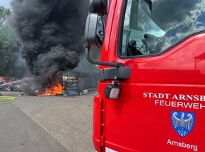 FW-AR: Brand in Recyclingbetrieb - Starke Rauchentwicklung, ein Mitarbeiter verletzt