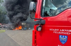 Feuerwehr der Stadt Arnsberg: FW-AR: Brand in Recyclingbetrieb - Starke Rauchentwicklung, ein Mitarbeiter verletzt