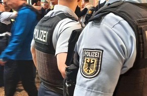Bundespolizeiinspektion Bremen: BPOL-HB: Betrunkene schlägt und beleidigt - Bundespolizisten überwältigen sie.