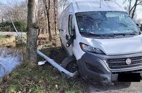 Polizeiinspektion Cuxhaven: POL-CUX: Verkehrsunfall mit hohem Schaden - Transporter kommt von der Fahrbahn ab und kollidiert mit Straßenlaterne - Unfallverursacher flüchtet (Lichtbild in der Anlage)