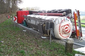 Polizeiinspektion Hameln-Pyrmont/Holzminden: POL-HOL: Eschershausen - B 64 - Schelenhufe: Tanklastzug komplett umgekippt - B 64 fünf Stunden gesperrt / 160.000,-- EUR Schaden -