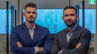 Kees Finanzberater GmbH & Co. KG: Enis Eisfeld und Kolja Schneider: Finanzberatung Nr. 1 für alle, die unter Blaulicht ihren Dienst tun