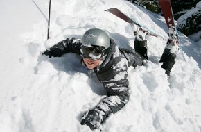 CosmosDirekt: Versicherungstipp: Ab auf die Piste - aber nur mit Helm! (BILD)