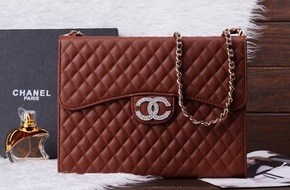 Polizeidirektion Göttingen: POL-GOE: (665/2014)  Verzweifelt gesucht!  - Göttingerin verliert braune Chanel-Tasche, Polizei bittet um Hinweise