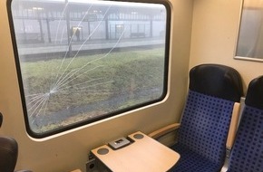 Bundespolizeiinspektion Flensburg: BPOL-FL: Randalierer im Zug zerstört Scheibe