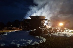 Polizeipräsidium Neubrandenburg: POL-NB: Brand eines Mähdreschers auf einem Feld bei Wulkenzin (LK MSE)