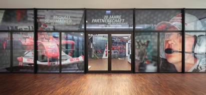 DVAG Deutsche Vermögensberatung AG: Jubiläum: 20 Jahre erfolgreiche Partnerschaft
Deutsche Vermögensberatung würdigt Partnerschaft mit Formel-1-Ikone Michael Schumacher in eindrucksvoller Ausstellung