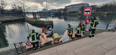 Feuerwehr Mülheim an der Ruhr: FW-MH: Hydraulikleck führt zu Gewässerverunreinigung