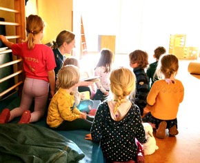 BPOL-HH: Bundesweiter Vorlesetag - Bundespolizisten sorgen für strahlende Gesichter bei Kindern