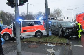 Feuerwehr Gelsenkirchen: FW-GE: Verkehrsunfall mit Notarztwagen