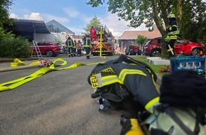 Kreisfeuerwehr Rotenburg (W&uuml;mme): FW-ROW: Feuer an Veranstaltungshalle in Fintel: Au&szlig;enfassade und Dachbereich betroffen - schneller Einsatz verhindert gr&ouml;&szlig;ere Ausbreitung
